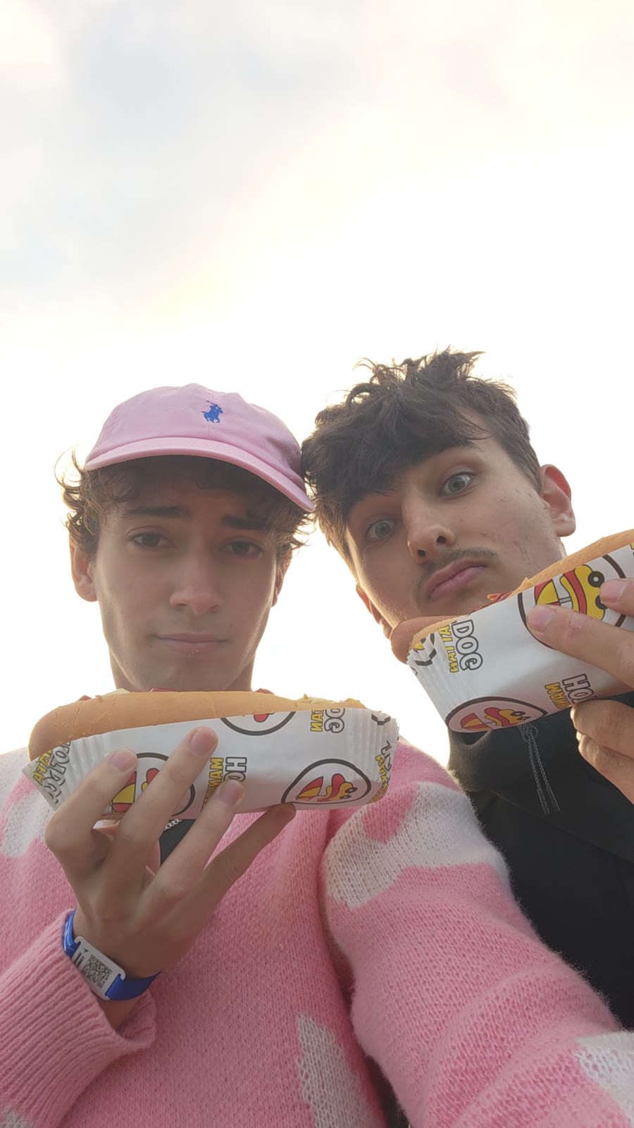 Selfie de Tyméo SEKKAL et Luka, un hot-dog à la main, au GP Explorer